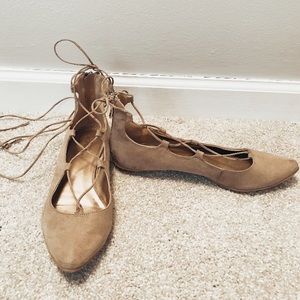BCBG BALLET FLATS WITH TIES